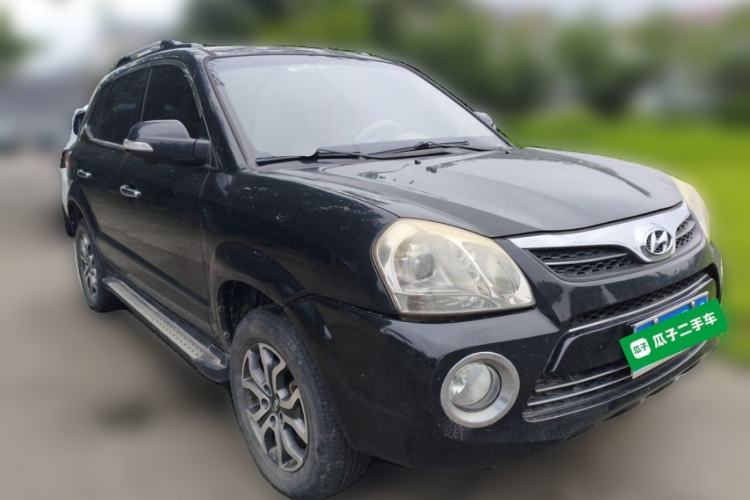 Used Hyundai Tucson 2013 2.0L Manual Two-Wheel Drive Fashion Edition Front Right 45 Deg