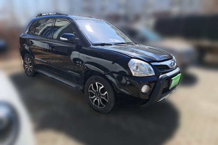 Used Hyundai Tucson 2013 2.0L Manual Two-Wheel Drive Fashion Edition Front Right 45 Deg
