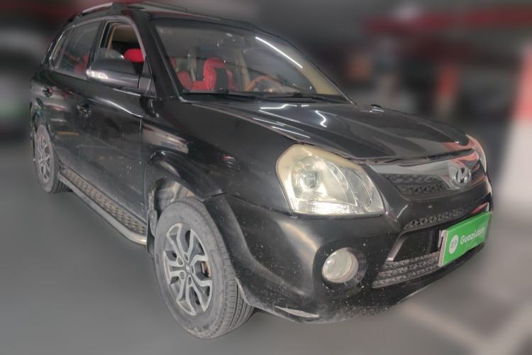 Used Hyundai Tucson 2013 2.0L Manual Two-Wheel Drive Fashion Edition Front Right 45 Deg