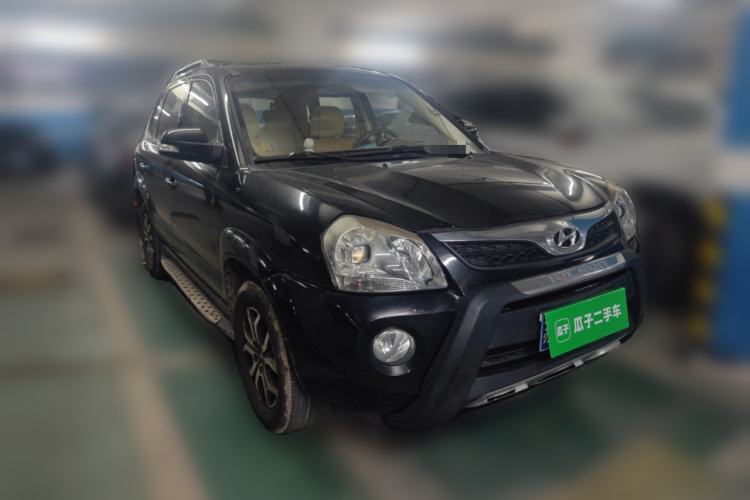 Used Hyundai Tucson 2013 2.0L Manual Two-Wheel Drive Fashion Edition Front Right 45 Deg