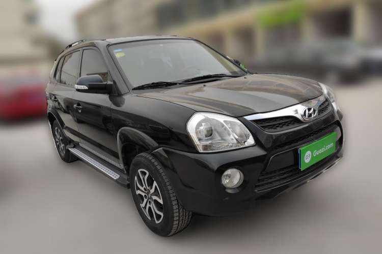 Used Hyundai Tucson 2013 2.0L Manual Two-Wheel Drive Fashion Edition Front Right 45 Deg