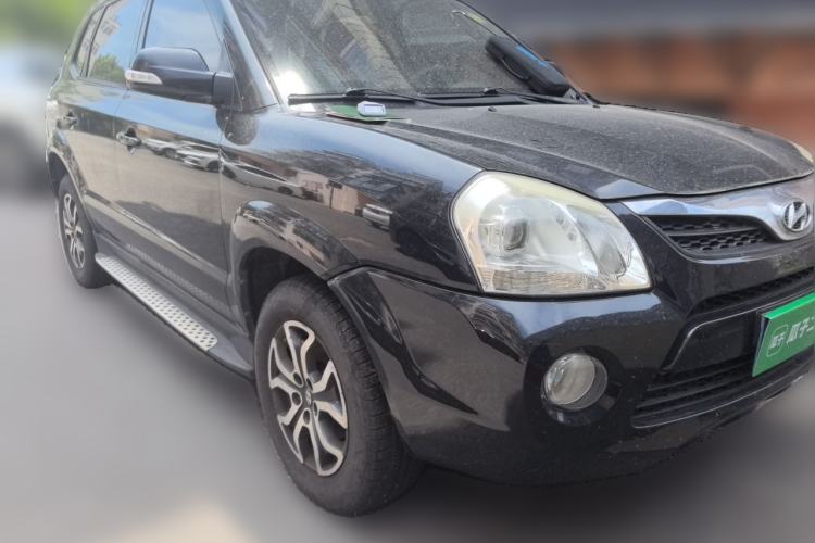 Used Hyundai Tucson 2013 2.0L Manual Two-Wheel Drive Fashion Edition Front Right 45 Deg