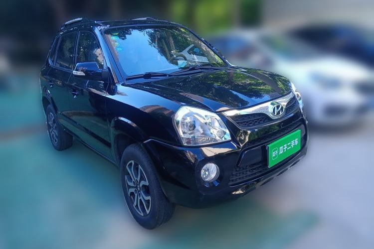 Used Hyundai Tucson 2013 2.0L Manual Two-Wheel Drive Fashion Edition Front Right 45 Deg
