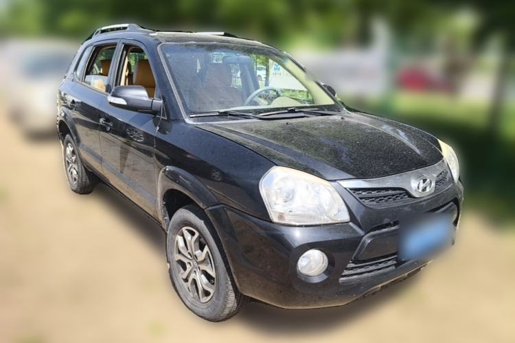 Used Hyundai Tucson 2013 2.0L Manual Two-Wheel Drive Fashion Edition Front Right 45 Deg