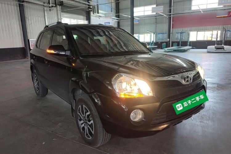 Used Hyundai Tucson 2013 2.0L Manual Two-Wheel Drive Fashion Edition Front Right 45 Deg