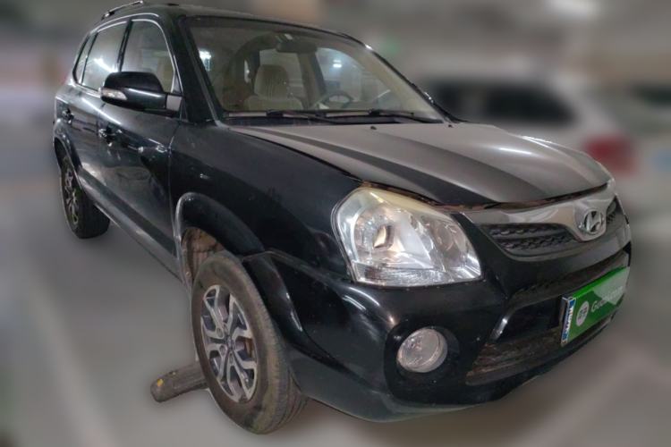 Used Hyundai Tucson 2013 2.0L Manual Two-Wheel Drive Fashion Edition Front Right 45 Deg