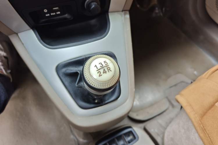 Used Hyundai Tucson 2013 2.0L Manual Two-Wheel Drive Fashion Edition Gear Lever