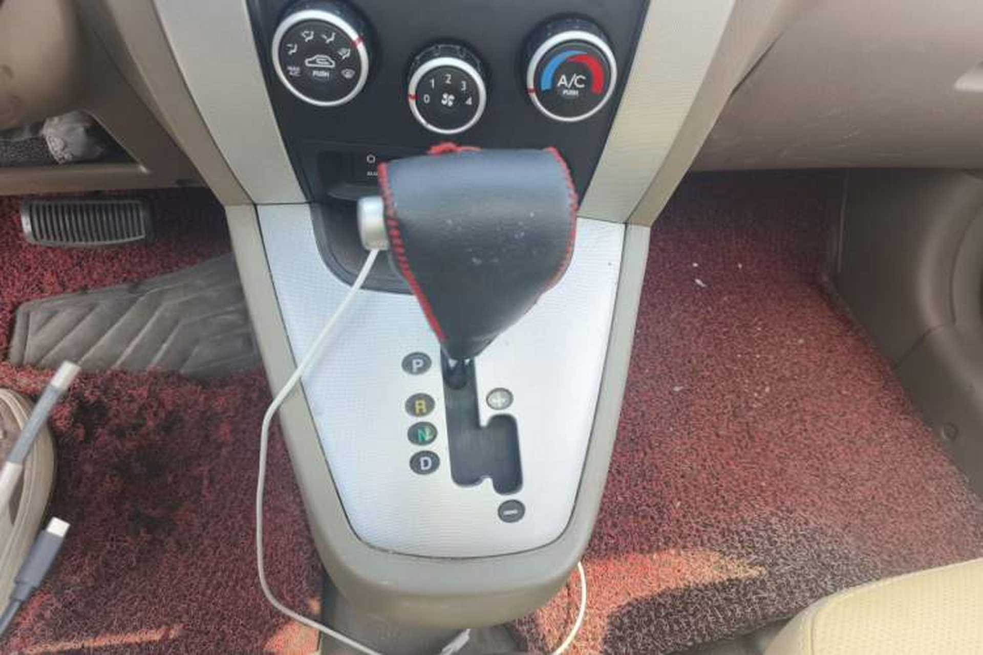 Used Hyundai Tucson 2013 2.0L Automatic Two-Wheel Drive Comfort Version Gear Lever