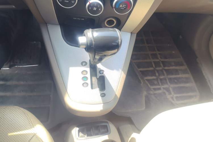 Used Hyundai Tucson 2013 2.0L Automatic Two-Wheel Drive Comfort Version Gear Lever