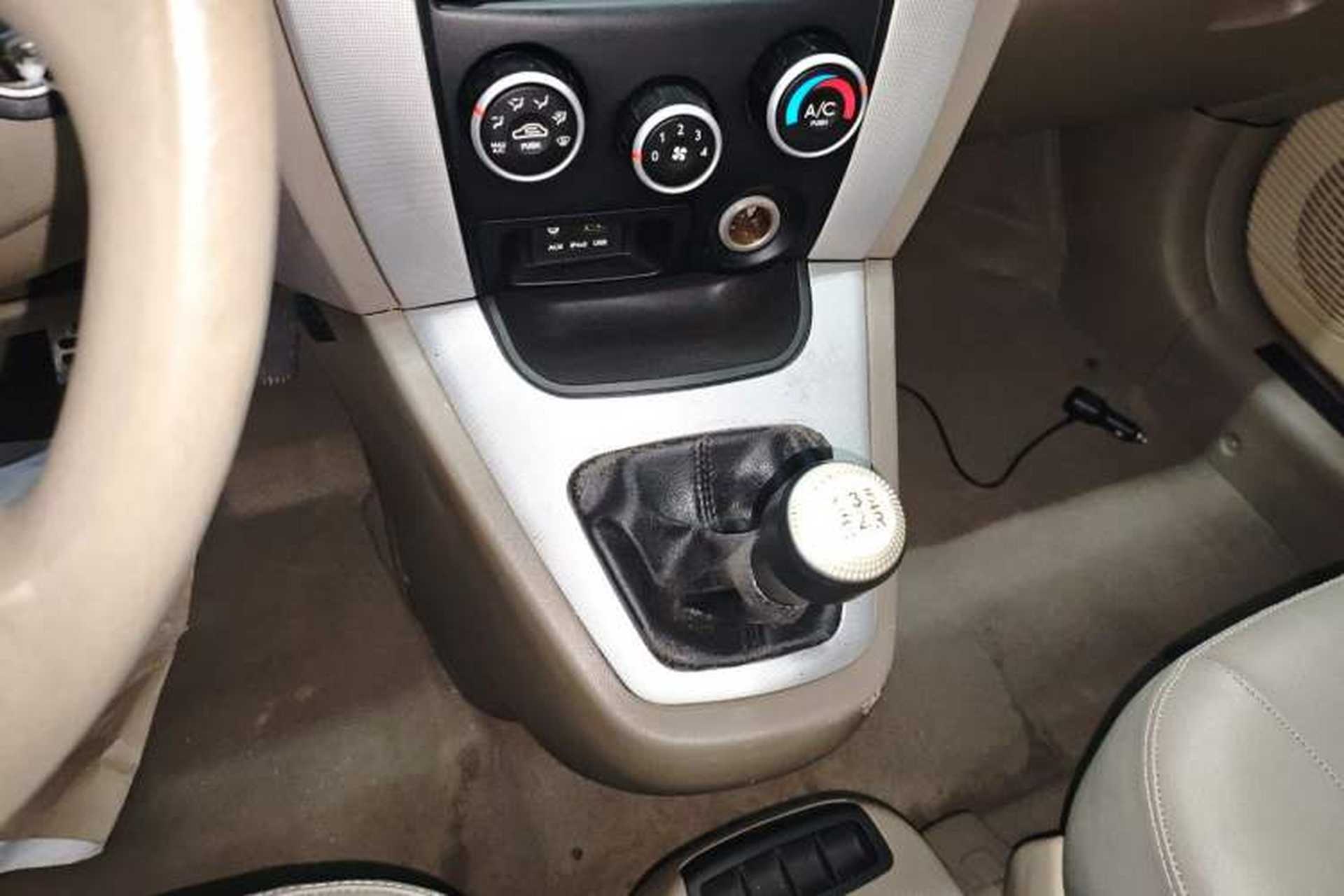 Used Hyundai Tucson 2013 2.0L Manual Two-Wheel Drive Fashion Edition Gear Lever