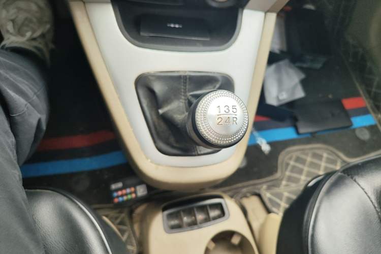 Used Hyundai Tucson 2013 2.0L Manual Two-Wheel Drive Fashion Edition Gear Lever