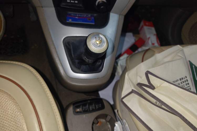 Used Hyundai Tucson 2013 2.0L Manual Two-Wheel Drive Fashion Edition Gear Lever