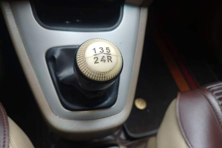 Used Hyundai Tucson 2013 2.0L Manual Two-Wheel Drive Fashion Edition Gear Lever