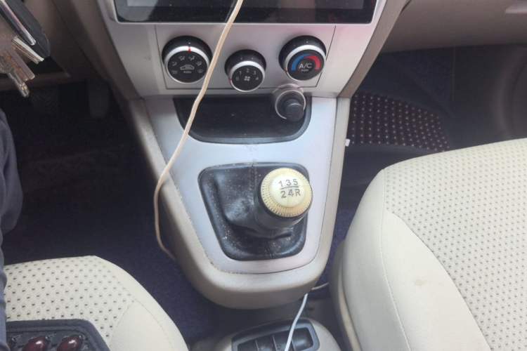 Used Hyundai Tucson 2013 2.0L Manual Two-Wheel Drive Fashion Edition Gear Lever
