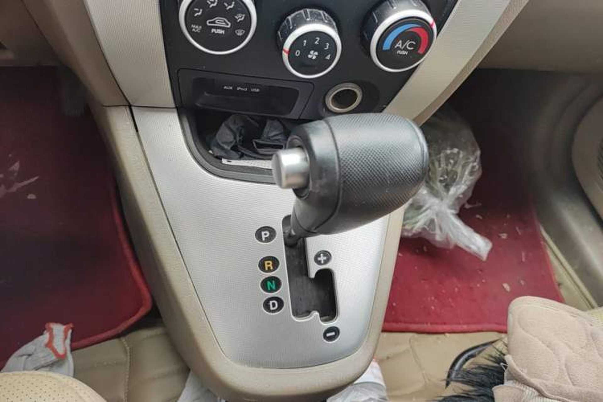 Used Hyundai Tucson 2013 2.0L Automatic Two-Wheel Drive Comfort Version Gear Lever