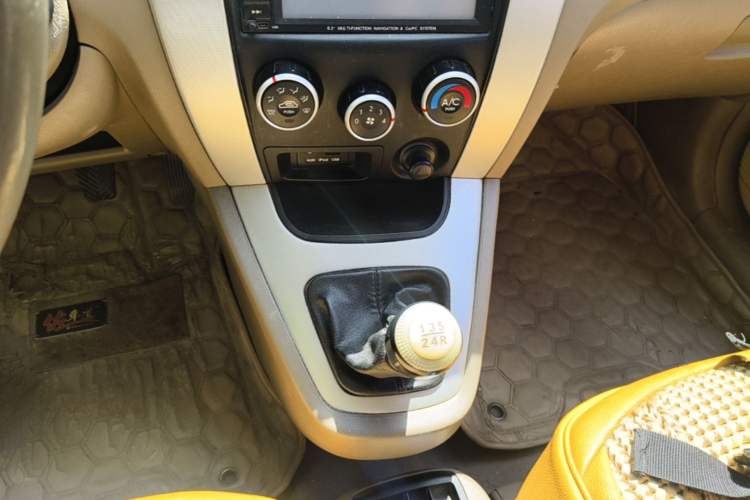 Used Hyundai Tucson 2013 2.0L Manual Two-Wheel Drive Fashion Edition Gear Lever