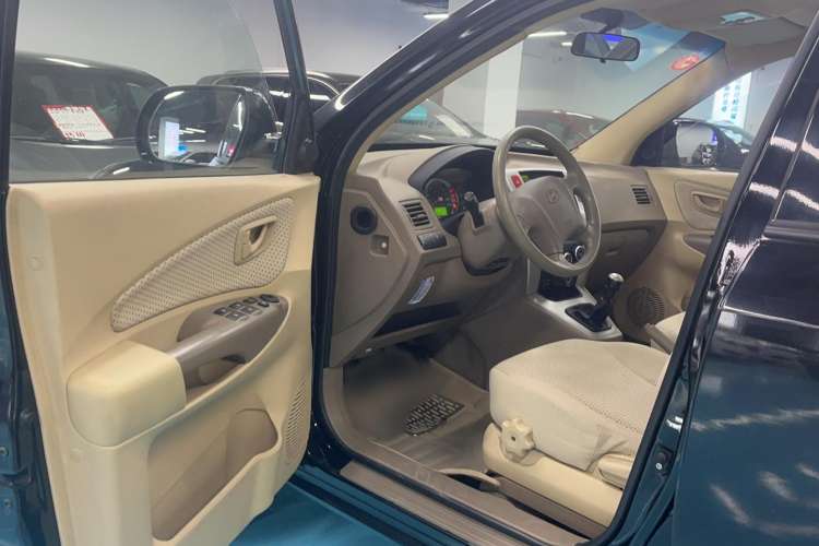 Used Hyundai Tucson 2013 2.0L Manual Two-Wheel Drive Fashion Edition Interior 2