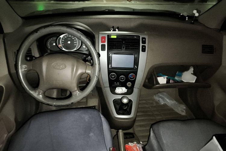 Used Hyundai Tucson 2013 2.0L Manual Two-Wheel Drive Fashion Edition Interior 2