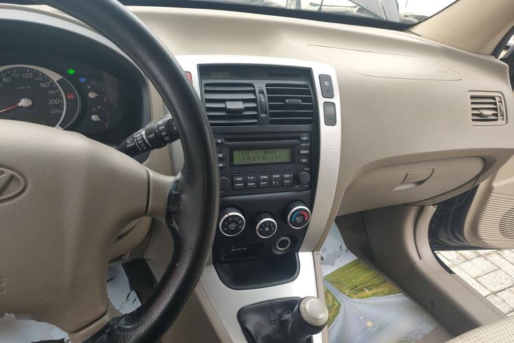 Used Hyundai Tucson 2013 2.0L Manual Two-Wheel Drive Fashion Edition Interior 2