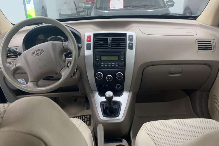 Used Hyundai Tucson 2013 2.0L Manual Two-Wheel Drive Fashion Edition Interior 3