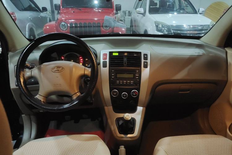 Used Hyundai Tucson 2013 2.0L Manual Two-Wheel Drive Fashion Edition Interior 3