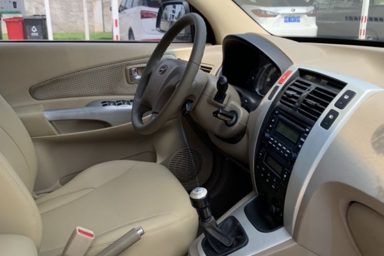 Used Hyundai Tucson 2013 2.0L Manual 4x4 Luxury Version Interior 4