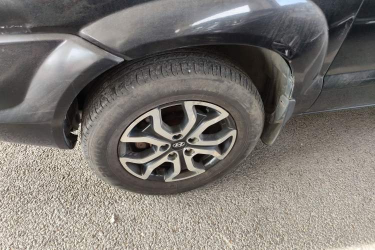 Used Hyundai Tucson 2013 2.0L Automatic Two-Wheel Drive Comfort Version Left Front Wheel Hub