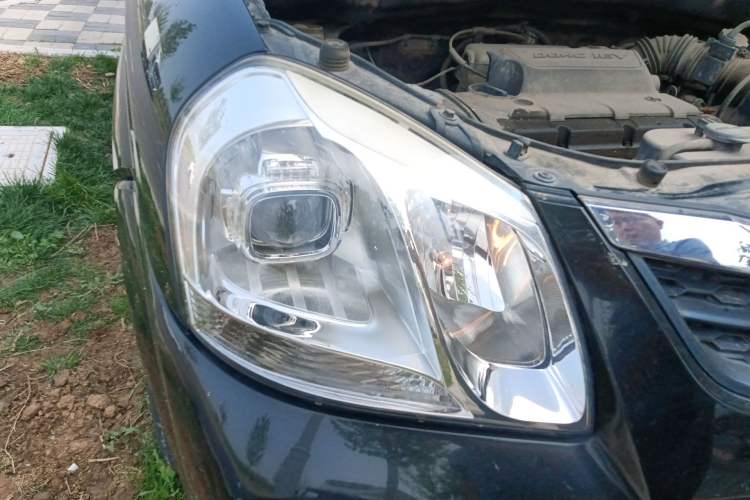 Used Hyundai Tucson 2013 2.0L Automatic Two-Wheel Drive Comfort Version Right Front Headlight