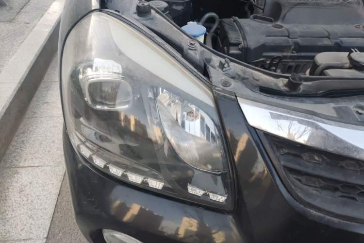 Used Hyundai Tucson 2013 2.0L Automatic Two-Wheel Drive Comfort Version Right Front Headlight