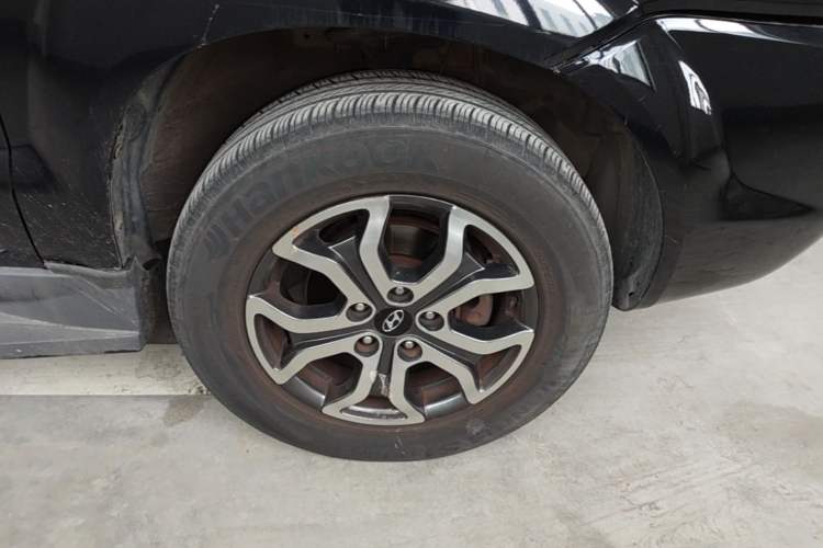 Used Hyundai Tucson 2013 2.0L Automatic Two-Wheel Drive Comfort Version Right Front Wheel Hub