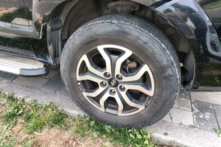 Used Hyundai Tucson 2013 2.0L Automatic Two-Wheel Drive Comfort Version Right Front Wheel Hub
