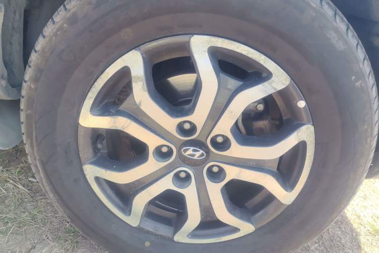 Used Hyundai Tucson 2013 2.0L Automatic Two-Wheel Drive Comfort Version Right Front Wheel Hub