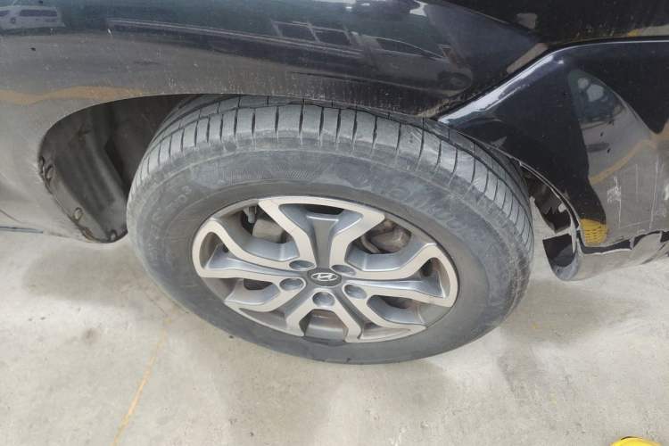 Used Hyundai Tucson 2013 2.0L Automatic Two-Wheel Drive Comfort Version Right Front Wheel Hub