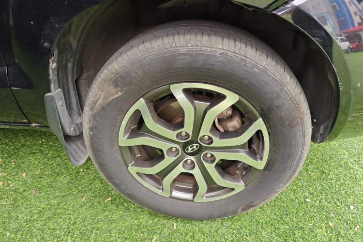 Used Hyundai Tucson 2013 2.0L Manual Two-Wheel Drive Fashion Edition Right Front Wheel Hub