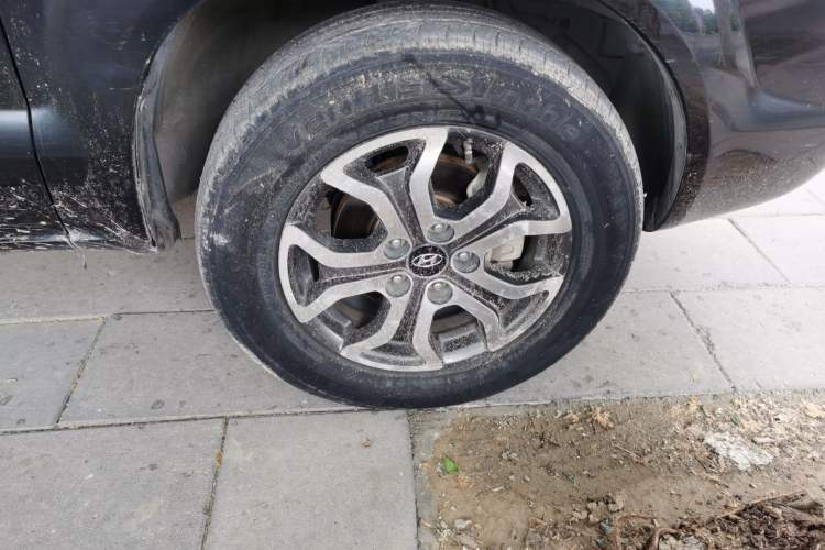 Used Hyundai Tucson 2013 2.0L Automatic Two-Wheel Drive Comfort Version Right Front Wheel Hub