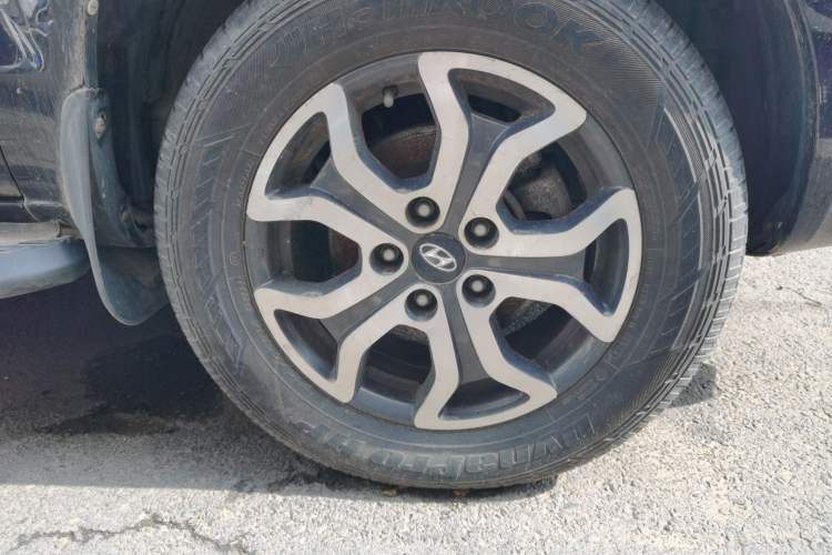 Used Hyundai Tucson 2013 2.0L Automatic Two-Wheel Drive Comfort Version Right Front Wheel Hub