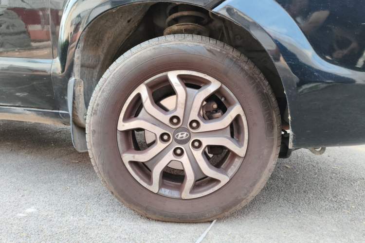 Used Hyundai Tucson 2013 2.0L Automatic Two-Wheel Drive Comfort Version Right Front Wheel Hub