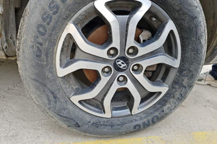 Used Hyundai Tucson 2013 2.0L Automatic Two-Wheel Drive Comfort Version Right Front Wheel Hub