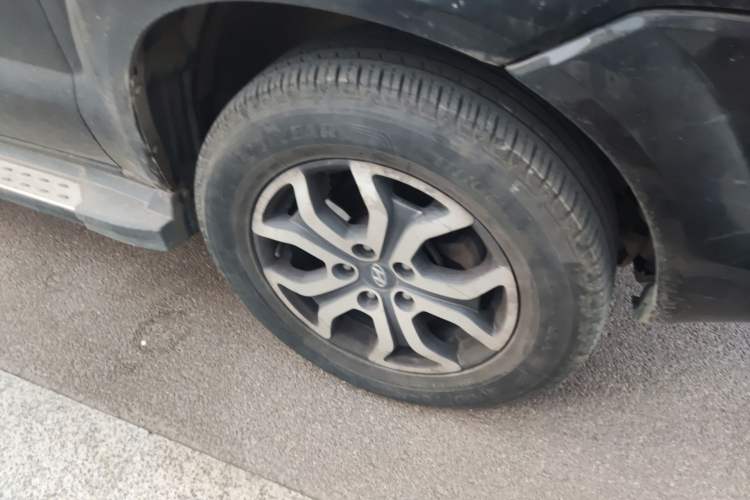Used Hyundai Tucson 2013 2.0L Automatic Two-Wheel Drive Comfort Version Right Front Wheel Hub
