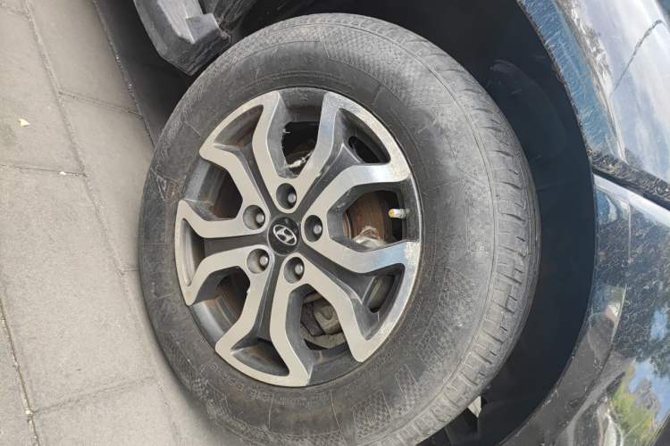 Used Hyundai Tucson 2013 2.0L Automatic Two-Wheel Drive Comfort Version Right Front Wheel Hub