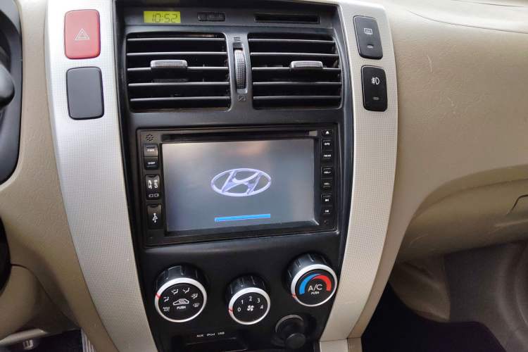 Used Hyundai Tucson 2013 2.0L Automatic Two-Wheel Drive Comfort Version Audio And AC Panel