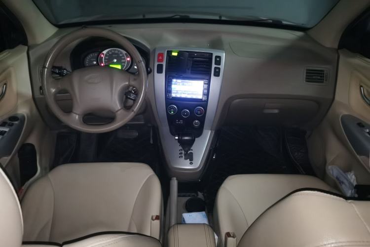 Used Hyundai Tucson 2013 2.0L Automatic Two-Wheel Drive Comfort Version Center Console