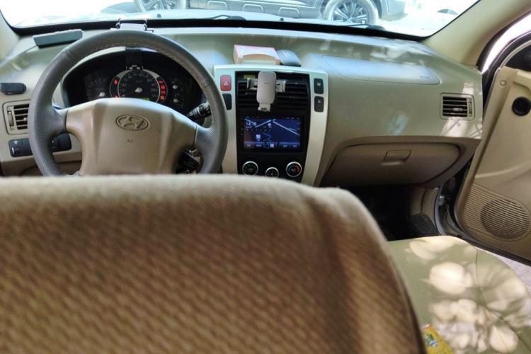 Used Hyundai Tucson 2013 2.0L Automatic Two-Wheel Drive Comfort Version Center Console