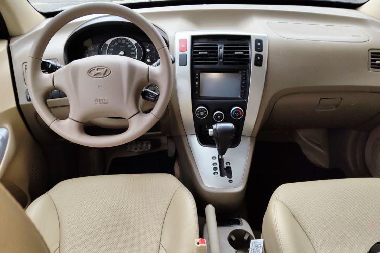 Used Hyundai Tucson 2013 2.0L Automatic Two-Wheel Drive Comfort Version Center Console