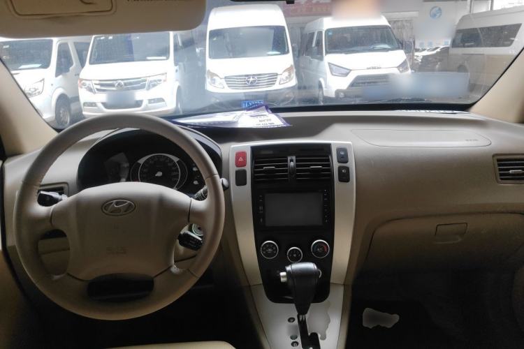 Used Hyundai Tucson 2013 2.0L Automatic Two-Wheel Drive Comfort Version Center Console
