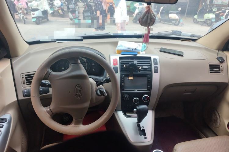 Used Hyundai Tucson 2013 2.0L Automatic Two-Wheel Drive Comfort Version Center Console