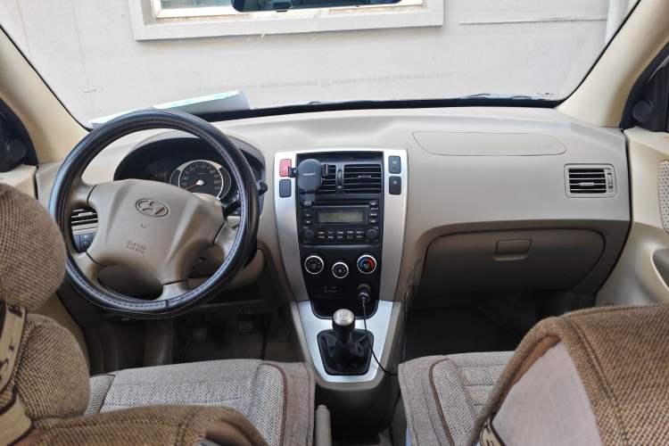 Used Hyundai Tucson 2013 2.0L Manual Two-Wheel Drive Fashion Edition Center Console