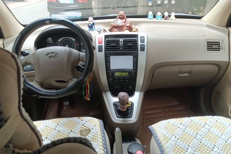 Used Hyundai Tucson 2013 2.0L Manual 4x4 Luxury Version Center Console
