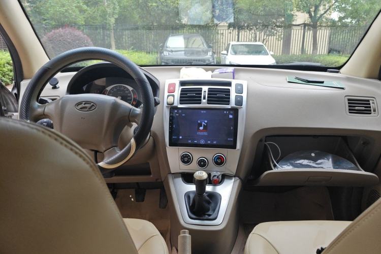 Used Hyundai Tucson 2013 2.0L Manual Two-Wheel Drive Fashion Edition Center Console