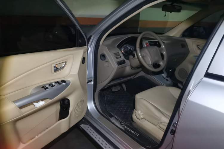 Used Hyundai Tucson 2013 2.0L Automatic Two-Wheel Drive Comfort Version Driver Seat
